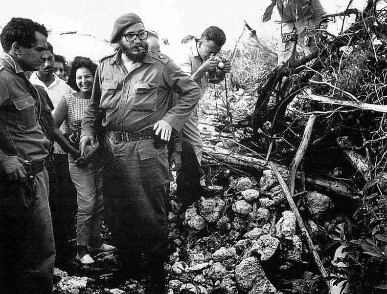 Castro-inspects-wreckage
