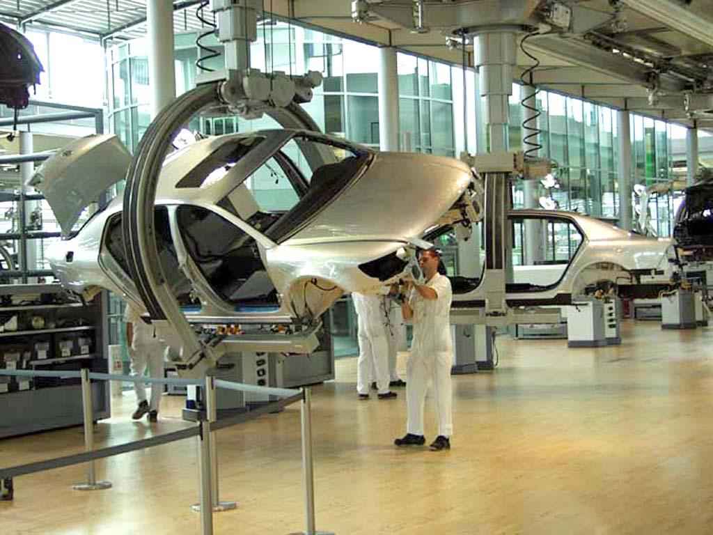 Workers-at-VW-Plant-in-Dresden