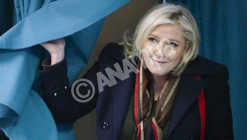 epa05067272 French far-right political party National Front (FN) Marine Le Pen leaves a booth before casting her vote at a polling station during the second round of the regional elections in Henin-Beaumont, Northern France, 13 December 2015.  EPA/OLIVIER HOSLET