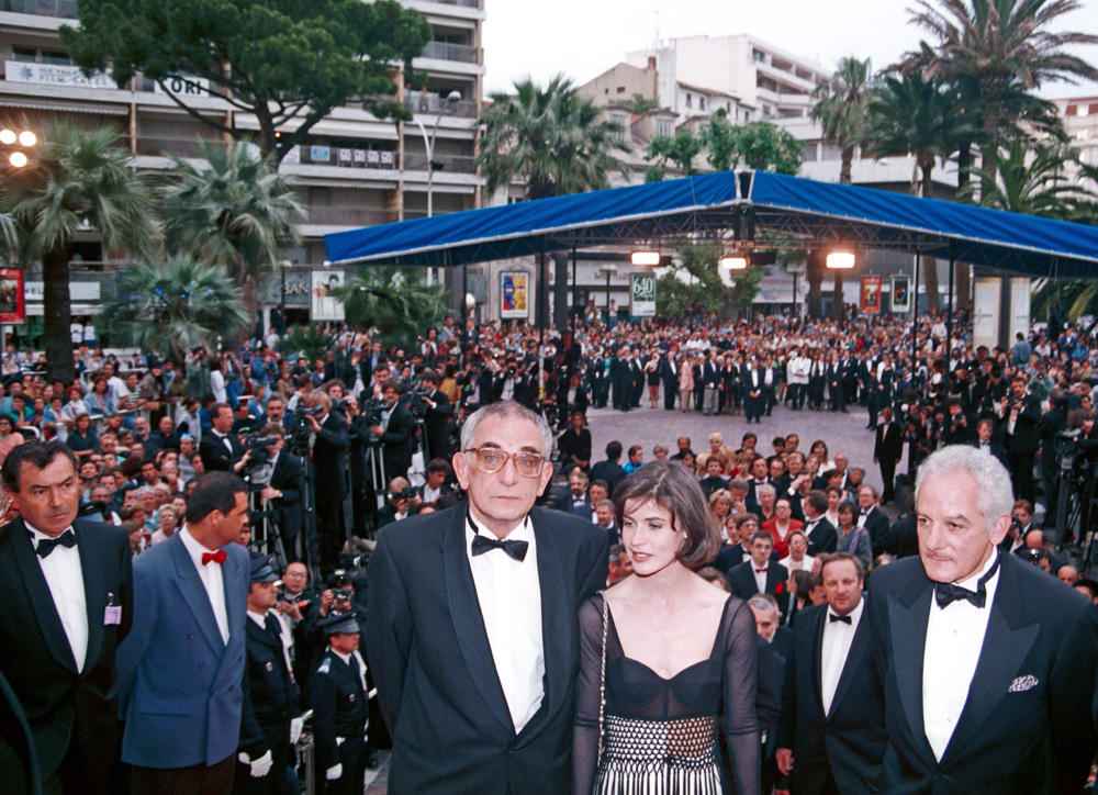 Irene Jacob , Krzysztof Kieslowski,Martin Karmitz na premierze filmu"Trzy kolory: czerwony" Festiwal Cannes 1994 Jerzy Kosnik / Forum
