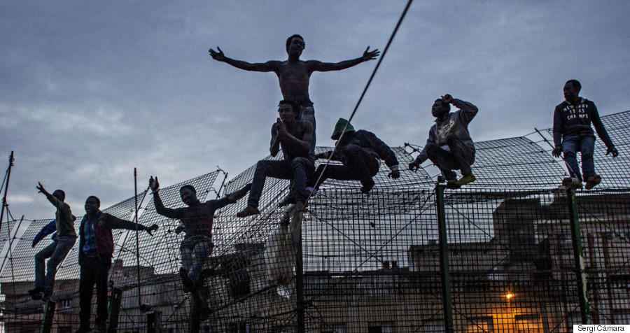 a group of immigrants who managed to reach the fence despite the violence of the Moroccan forces, begs for mercy and deliverance to the Spanish police so that they are not deported to Marruecos.Espaa deport all immigrants esaol even touch the ground, in violation of European laws.