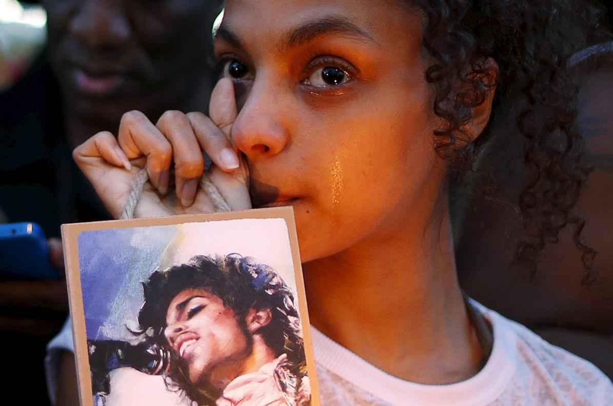 Julya Baer, 30, cries at a vigil to celebrate the life and music of deceased musician Prince in Los Angeles, California, U.S., April 21, 2016.  REUTERS/Lucy Nicholson - RTX2B4IU