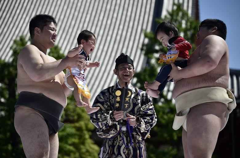 epaselect epa05282440 Babies, held by amateur sumo wrestlers, compete for the loudest crying during the Nakizumo or crying baby contest at Sensoji Temple in Tokyo, Japan, 29 April 2016. The Nakizumo is a traditional event, where babies, accompanied by sumo wrestlers, face each other to determine how loud and long they can cry to celebrate their growth and pray for their good health. Almost 100 babies attended the event this year. EPA/FRANCK ROBICHON FRA13 (FRANCK ROBICHON / EPA)