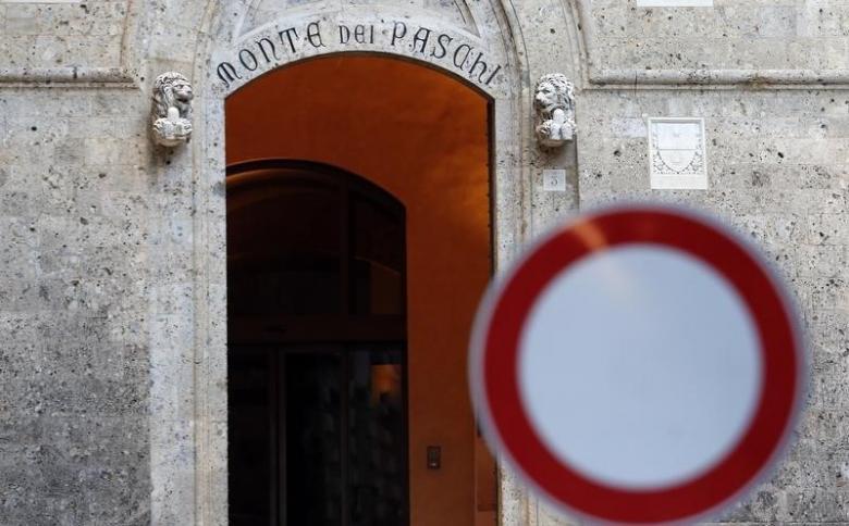 A view shows the entrance of the Monte dei Paschi bank headquarters in downtown Siena November 4, 2014. REUTERS/Giampiero Sposito
